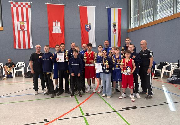 Bei den Deutschen Box- Meisterschaften der Altersklasse U15 (Kadetten) vom 8. Bis 11. Mai haben sich Athletinnen und Athleten der Landes-delegation Mecklenburg-Vorpommern mit fünfmal Gold, fünfmal Silber und einmal Bronze geschmückt.