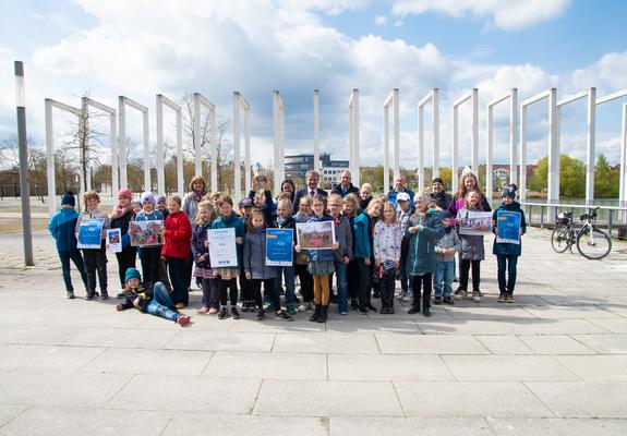 OB Rico Badenschier (hinten Mitte), SDS-Werkleiterin Ilka Wilczek (hinten l.) sowie Verantwortliche der Sponsoren überreichten auf dem Bertha-Klingberg-Platz die Preise an die Gewinner des diesjährigen Fotowettbewerbs, Foto: maxpress/ml