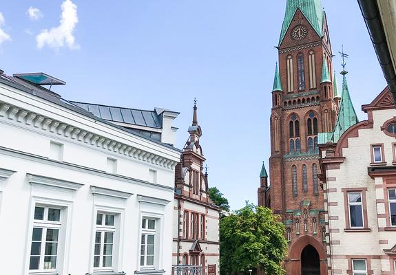 Schwerin erwacht wieder zum Leben. Vom Eckfenster des Café Honig aus lassen sich die Touristen auf den Straßen beobachten, wie sie schlendernd die Stadt erkunden. Und auch viele Einheimische sehen ihr Umfeld nun mit anderen Augen