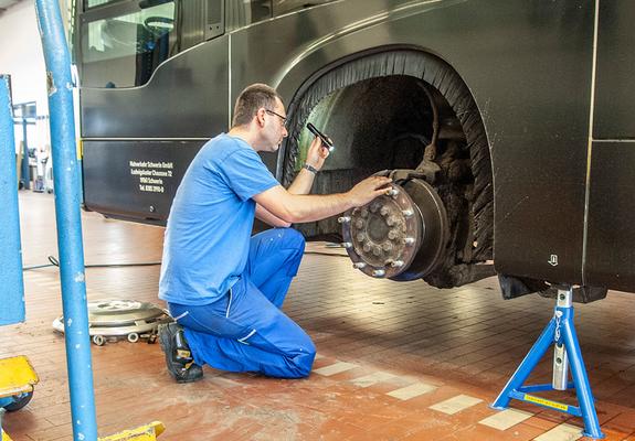Mit mehr als 3.000 Einzelteilen machen die Werkstatt-Mitarbeiter die Busse fit für die Straßen