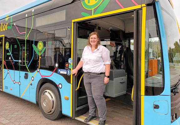 „Ich habe meinen Traumjob gefunden“, sagt Sabrina Bentien aus voller Überzeugung. Die Schwerinerin arbeitet seit einem Jahr als Busfahrerin beim NVS.