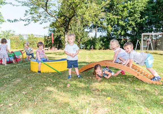 Judo oder Schwimmen mit den Freunden aus der Kindertagesstätte erleben? Das gelingt den Kindern der Kita „Jean Sibelius“ regelmäßig. 36 Krippen- und 54 Kindergartenkinder spielen und lernen in den Räumen des halbmondförmigen Gebäudes.