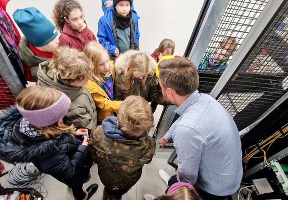 Die Kinder der 2. und 3. Klasse der Schweriner Montessori- Schule schauten Eltern bei der Arbeit über die Schulter und erlebten, woher das Glasfaser-Internet kommt und was es kann.