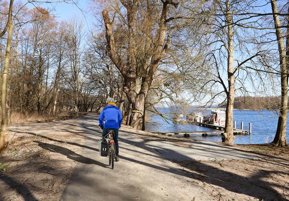 Wer mit dem Rad unterwegs ist, hat um Schwerin herum zahlreiche Möglichkeiten, den gut ausgeschilderten Routen zu folgen und die Landschaft um die Schweriner Seen und an den Wasserstraßen zu entdecken.