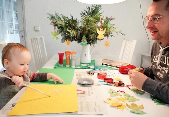 Zu Weihnachten gemütlich basteln – das geht schon mit den Kleinsten: Meine eineinhalbjährige Tochter Charlotte versucht sich an Weihnachtsbaumanhängern.