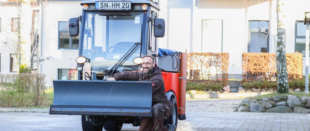 Bis Ende Februar konzentrieren sie sich auf den Heckenschnitt und die Baumpflege. Ab April geht es ans Rasenmähen. Im Herbst beseitigen sie das Laub, über den Winter wird erledigt, was die Saison über liegen geblieben ist.