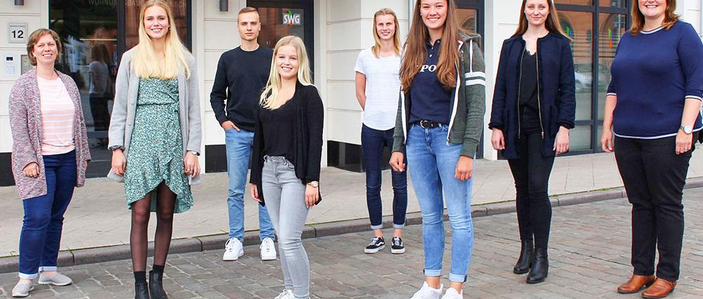 Erwartungsvoll starten die Auszubildenden der SWG in das neue Ausbildungsjahr. Anika Heiden (l.) und Nadin Schluszas (r.) unterstützen sie