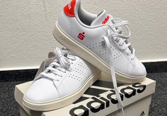 Die weißen Markenschuhe kommen stolz mit dem Sparkassenlogo daher. | Foto: Sparkasse Mecklenburg-Schwerin