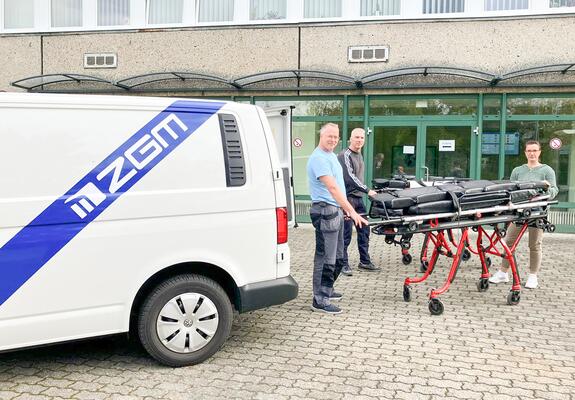 Transport von wertvollen Krankenliegen zum Beruflichen Bildungszentrum Gesundheit und Soziales