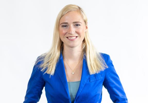 Julia Behn ist Ansprechpartnerin zu Initiativbewerbungen, Stellenangeboten und Karrierechancen, Foto: DWMSN