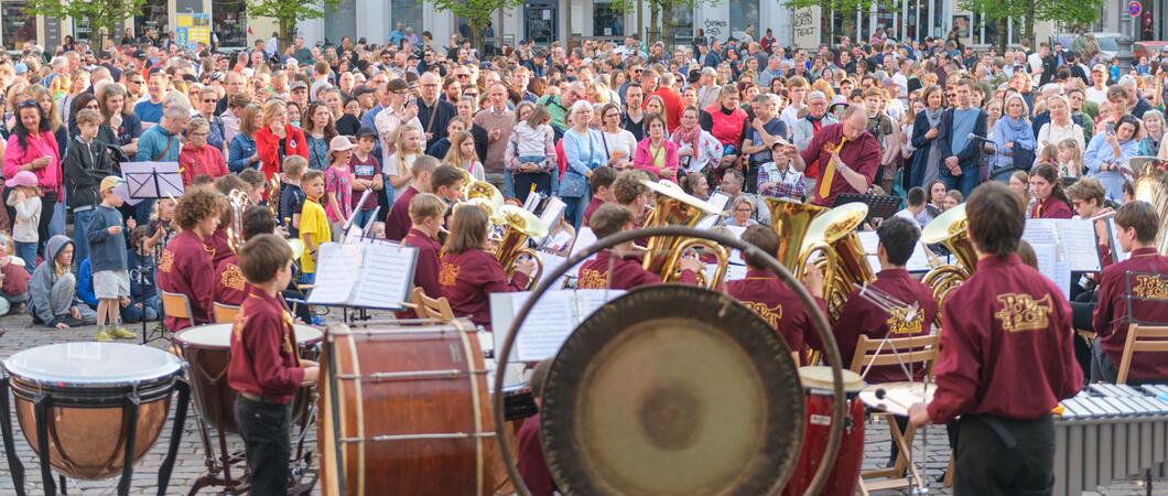 Der musiKKlub ist bereits in seine dritte Saison gestartet. In bewährter Manier lädt er wieder zu Konzerten und Beisammensein ein – bis Ende September, immer dienstags, 19 Uhr auf dem Schweriner Marktplatz.