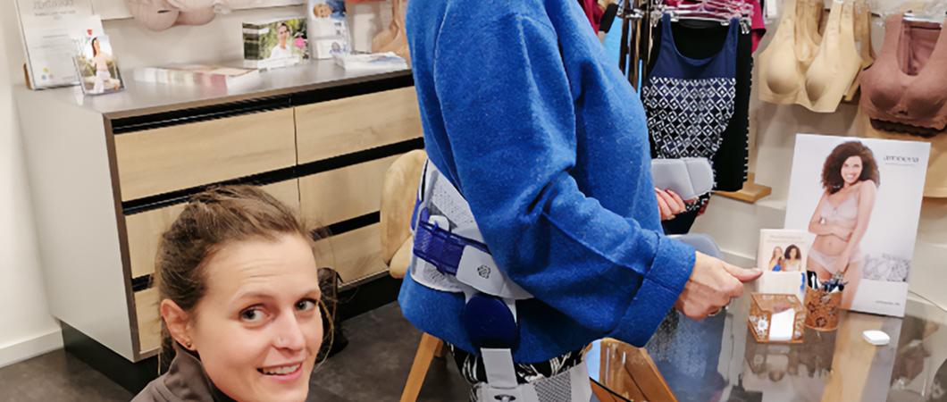 Gabriele Trilck bei der Anpassung ihrer CoxaTrain ®. Hier mit Orthopädietechnikerin Katharina Schlutt, Foto: Sanitätshaus Hofmann