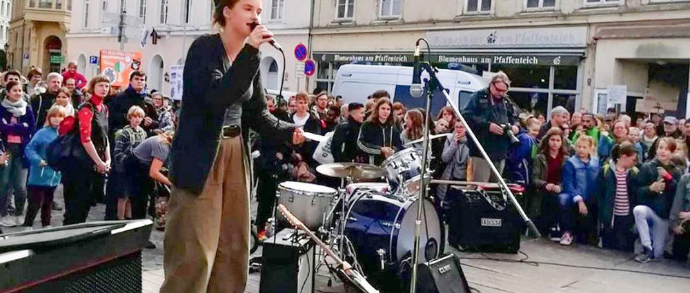 Miriam Rakel gibt Jugendlichen und Erwachsenen bei Demonstrationen, wie hier am Pfaffenteich, eine Stimme