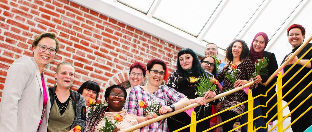 Die Absolventen haben die Basisqualifikation Pflegeassistent inklusive Betreuungskraft erfolgreich abgeschlossen, Foto: Netzwerk für Menschen