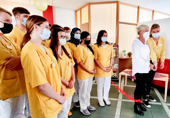 Junge Menschen wünschen sich, dass sie während ihrer Ausbildung eigenverantwortlich arbeiten und selbst Entscheidungen treffen können. Der Wohnpark Zippendorf hat daher eine Abteilung eingerichtet, in dem die Bewohner ausschließlich durch Azubis betreut