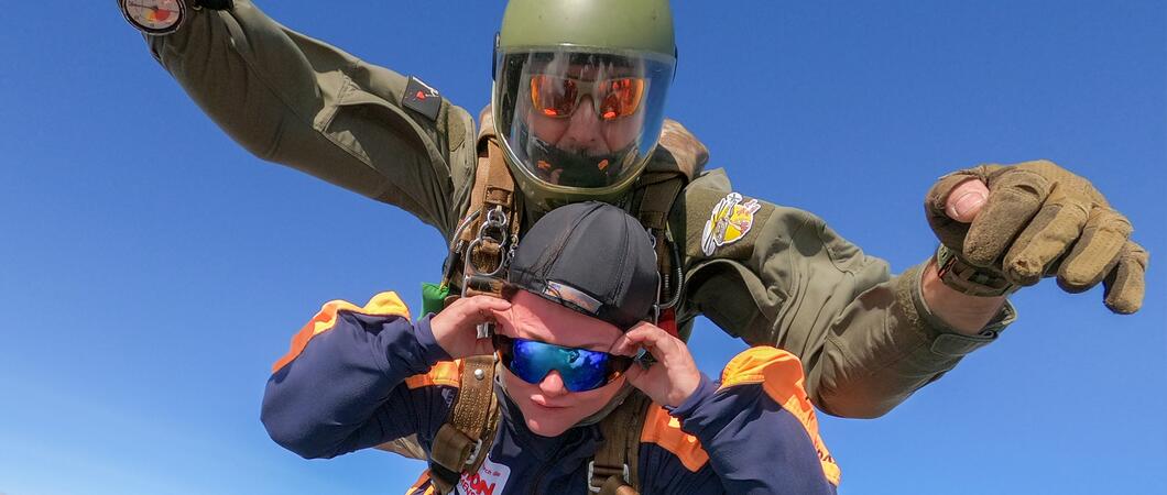 Mit Höhenangst 4.000 Meter über dem Boden aus einem Flugzeug springen oder trotz Tränen allen Mut zusammennehmen und den Sprung wagen: Babette Herrmann und Anja Gyra überwanden ihre Ängste und erlebten ein atemberaubendes Abenteuer.