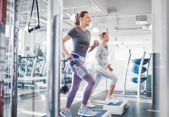 Wenn jeder Schritt Schmerzen bereitet, werden die einfachsten Bewegungen zur Qual. Oft ist eine Hüftgelenks- Arthrose der Ursprung. Schnell werden Bewegungen vermieden, Schonhaltungen eingenommen und die Sicherheit beim Gehen geht verloren