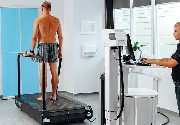 Physiotherapeutin Manja Schuhmann (l.) führt die innovative DIERS-Untersuchung durch