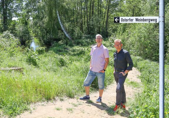 Daniel Meslien, Vorsitzender des Ortsbeirates Ostorf/Gartenstadt hat pünktlich zur Sommersaison den Weinbergweg an der Hagenower Straße freigegeben. Mit Hilfe der UGK wurde der sumpfige Weg trittfest gemacht und freigeschnitten.