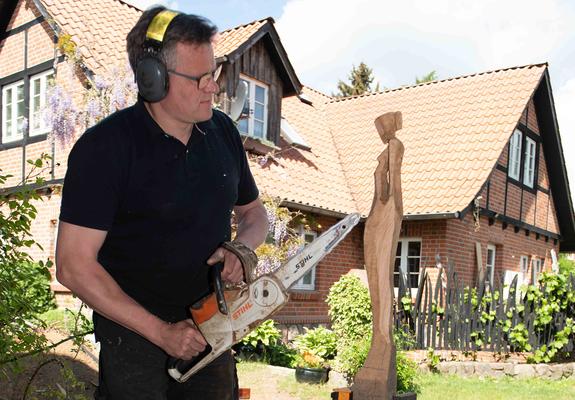 Er ist in Schwerin geboren und hat hier lange gelebt. Heute wohnt er im Umland mit eigenem Haus und einem Garten, der im Sommer mit schönen und farbenfrohen Blumen einladend blüht.