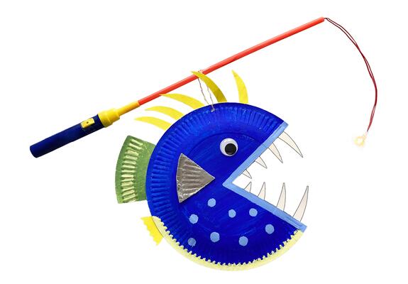 Im November ist es kalt und düster – genauso wie in der Tiefsee. Der Laternenfisch als Do-it-yourself-Tipp dieses Monats passt deshalb perfekt in die Jahreszeit. Er bringt Licht ins Dunkel und sicherlich Kinderaugen zum Leuchten.