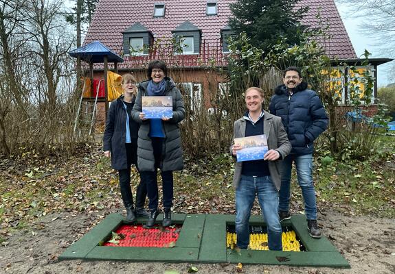 Voller Begeisterung für die neuen Trampoline: (v.l.) Silke Schönrock und Silke Weng - beide Sozius sowie Tim Schikora und Asem Alysare - beide Lionsclub Schwerin