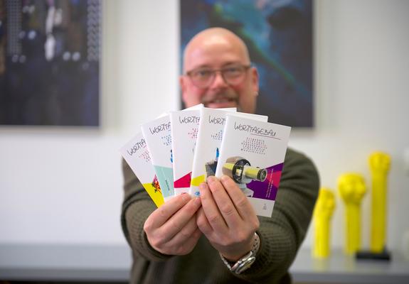 Begegnung finden da statt, wo Menschen im Kontakt miteinander sind, wo sich Worte treffen und ein Austausch von Gedanken erfolgt. Wer einer bestimmten Situation begegnet, steht womöglich vor einer bedeutenden Entscheidung.