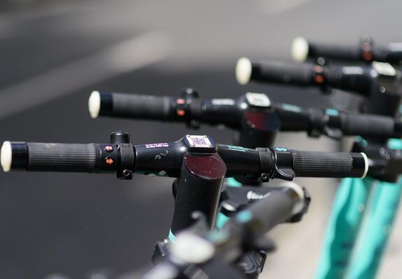 Zu einem Unfall, bei dem ein 22-jähriger Schweriner verletzt wurde, führt das Kriminalkommissariat Schwerin nun Ermittlungen zu einem flüchtigen Fahrer eines E-Scooters. Die Polizei bittet um Hinweise zur Aufklärung des Unfalls mit Fahrerflucht.