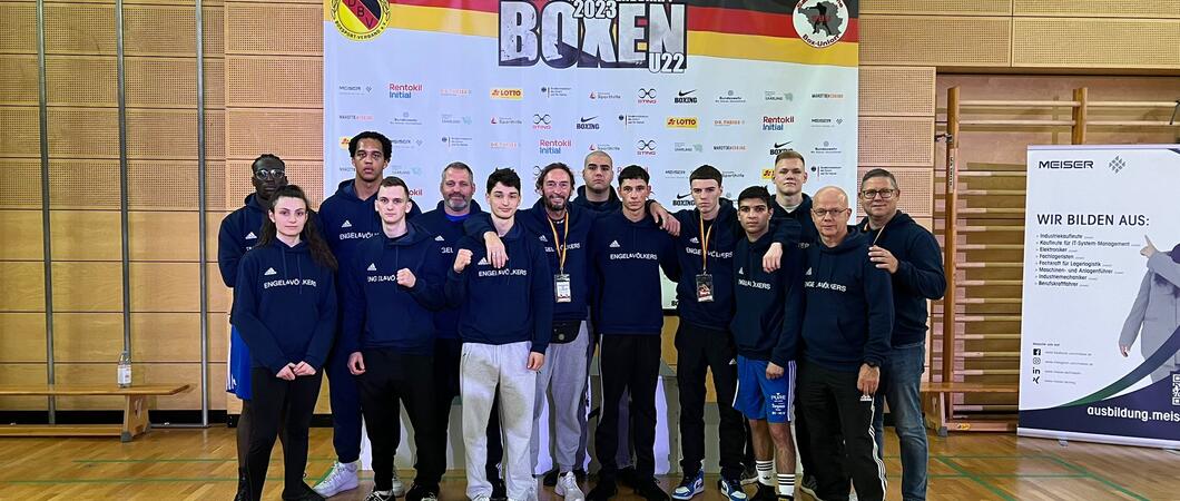 Arian Gohar (6.v.r.) gewann den deutschen Meistertitel im Leichtgewicht, Foto: BC Traktor Schwerin
