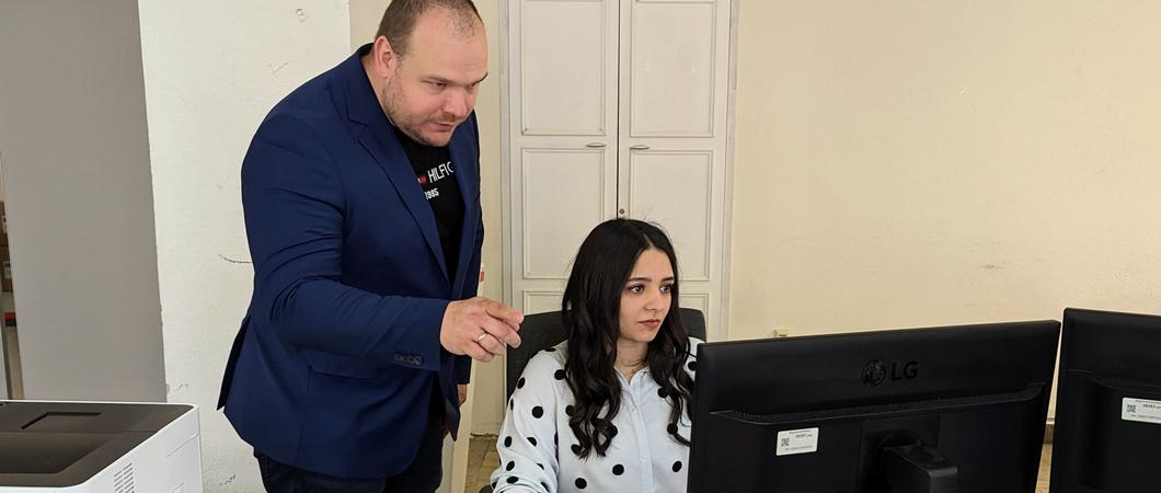 Am Montagmorgen eröffnete der stellvertretende Gemeindewahlleiter Steffen Liebknecht das Briefwahllokal für die Wahl einer Oberbürgermeisterin oder eines Oberbürgermeisters am 4. Juni im Erdgeschoss des Digitalen Innovationszentrums