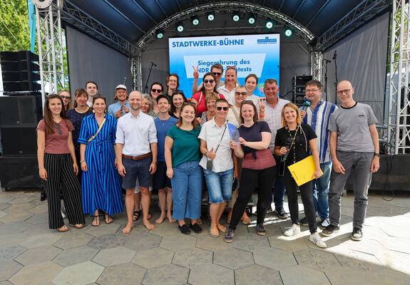 Die Bühne steht bereit, das Mikrofon wartet – jetzt fehlen nur noch die letzten Stimmen: Beim beliebten NDR-Chor-Contest auf dem Insel- und Strandfest sind noch Gesangsgruppen aus der Region gefragt, die sich die letzten freien Plätze sichern möchten.