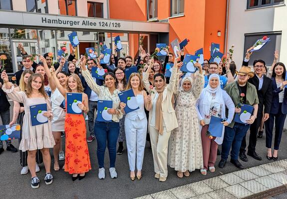 Oberbürgermeister Rico Badenschier überreichte am 25. Juli 2024 den 46 Absolventinnen und Absolventen der Volkshochschule ihre Bildungsabschlüsse der Berufsreife und Mittleren Reife.