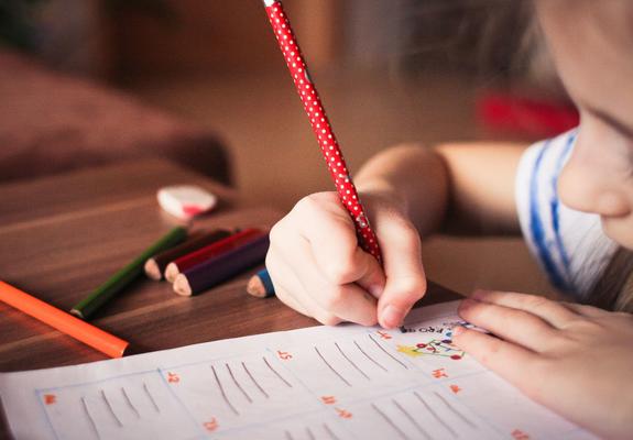Der Kinderzuschlag wurde abermals erhöht und beträgt nun bis zu 250 Euro monatlich pro Kind und wird nach Bewilligung mit dem Kindergeld ausgezahlt, Foto: Pixabay