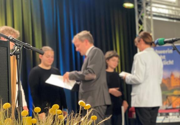 Oberbürgermeister Rico Badenschier zeichnet die Gewinner von „Jugend musiziert“ aus, Foto: LHS/Jacqueline Sass