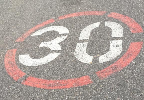 Es geht um die Beachtung der Geschwindigkeitsbeschränkungen von Tempo 30 zu den Hauptverkehrszeiten