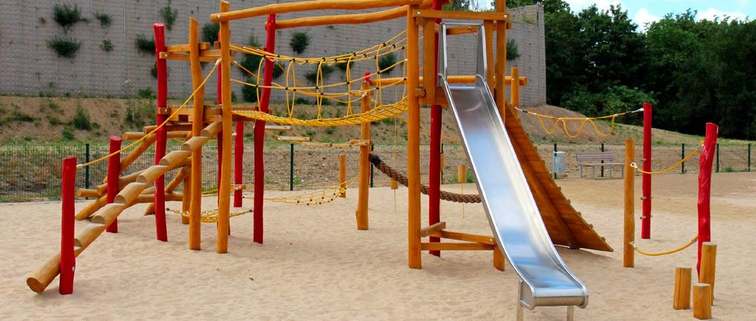 Ab Mitte der Woche wird es lauter an der Sandspielfläche des Platzes. Die Beschäftigten einer Spezialfirma schaffen Raum für neue Spielmöglichkeiten, denn das blaue Gerät zu Hangeln, Klettern und Toben ist in die Jahre gekommen und wird entfernt.