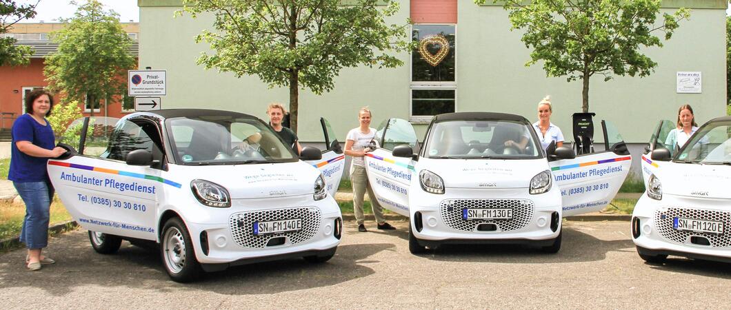 Die Pflegedienstleitung Janett Hannemann (Foto, 2.v.l.) strahlt über das ganze Gesicht, denn endlich sind die neuen E-Autos da, Fotos: Netzwerk für Menschen