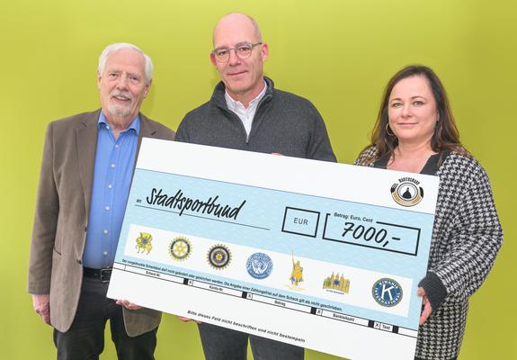 Wulf Kawan (l.) und Babette Herrmann (r.) vom Organisationsteam des Martensmann-Festschmauses überreichten die Spende für Kinder und Jugendliche an Dirk Pollakowski (m.) vom Stadtsportbund Schwerin, Foto: maxpress/Ingo Wziontek