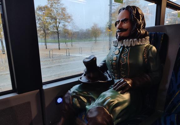Da sitzt im Bus auf dem Platz gleich gegenüber das Petermännchen. Nicht ganz in echt, aber fast. Was wie eine Filmszene klingt, ist in Schwerin jetzt Wirklichkeit.