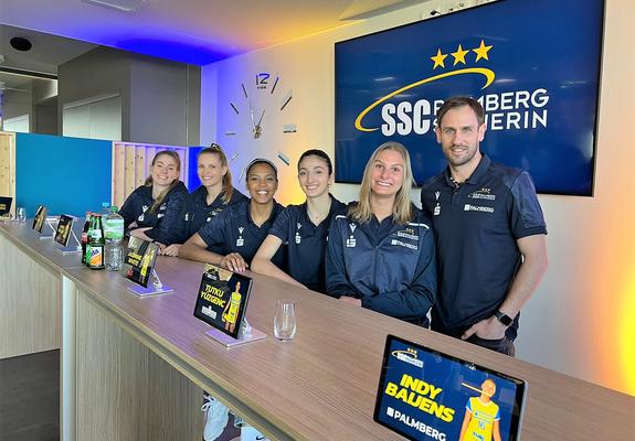 Spielerinnen Pia Kästner, Anne Hölzig, Jazmine White, Tutku Yüzgenc und Indy Baijens freuen sich wie Trainer Felix Koslowski auf die weitere Zusammenarbeit, Foto: SSC