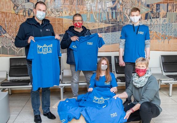 Ein eigenes Motiv auf dem Schul-T-Shirt zu haben ist schon etwas Besonderes. Genau das können nun die Schüler des Mecklenburgischen Förderzentrums von sich behaupten, denn die Idee für den Aufdruck hatten sie schließlich selbst.