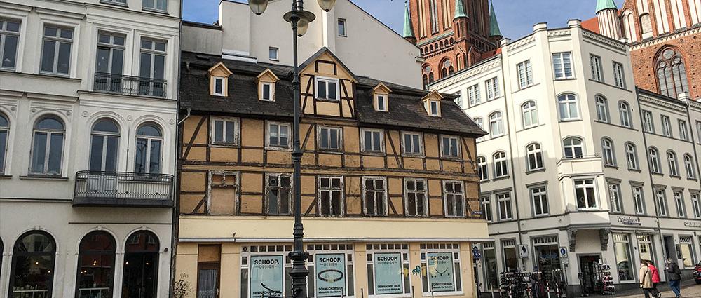 Auf dem Marktplatz drängt sich stets die gleiche Frage auf: Was ist bloß los mit diesem Haus?