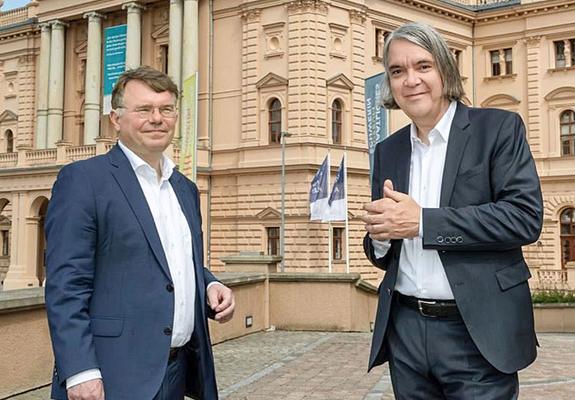 Ab der Spielzeit 2021/22 wird das Mecklenburgische Staatstheater Schwerin von zwei neuen Köpfen geführt.