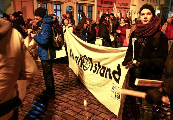 Viele Schweriner demonstrierten vor dem Rathaus für das Ausrufen des Klimanotstandes