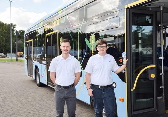 Die Begeisterung steht ihnen ins Gesicht geschrieben, wenn sie von „ihren“ Bussen und Straßenbahnen erzählen. Ihr Faible für Technik und große Fahrzeuge wollen beide zum Beruf machen.