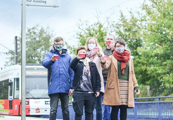Seit vergangenem Jahr haben 600 Mitarbeiter die Möglichkeit, Busse und Straßenbahnen im Stadtbereich kostenfrei zu nutzen