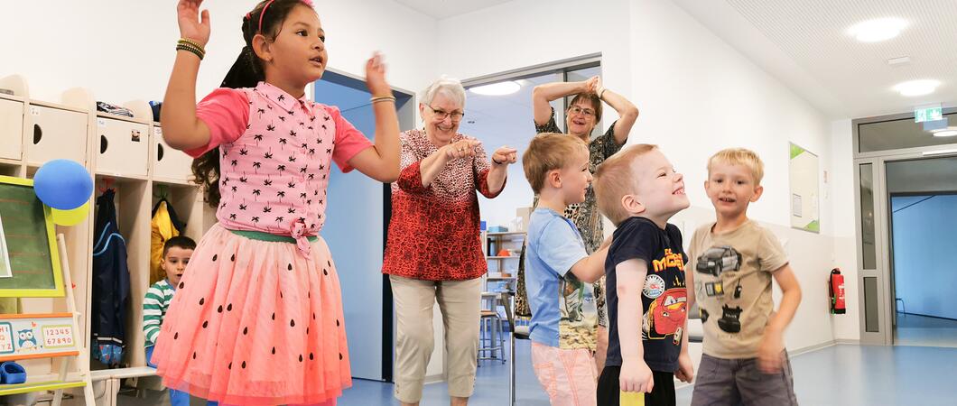 Beim Betreten der Kita ertönt erst Musik, dann herrscht Stille mit etwas verhaltenem Gekicher. Stopptanz ist angesagt – für die Kinder und zwei Seniorinnen