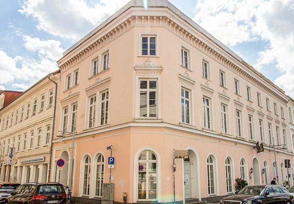 Am Südufer des Pfaffenteichs liegt das höchst repräsentative Kommandantenhaus. Der ehemalige Dienst- und Wohnsitz des Kommandanten des Grenadier-Garde-Bataillons besticht mit seiner eleganten ausgewiesenen Schlichtheit.
