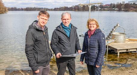 Ob im Biotop in Wickendorf, auf Blühwiesen oder beim Engagement für klimaresistente Straßenbäume – Nonno Schacht (Foto, m.) trägt den Titel „Bereichsleiter Öffentliches Grün/ Friedhöfe“ nicht nur auf der Visitenkarte.