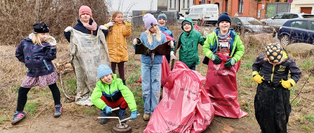 Unter dem Motto: „Schwerin.Schön.Sauber.“ hat der SDS zum jährlichen Frühjahrsputz aufgerufen. Hunderte rote Müllsäcke wurden verteilt und von fleißigen Helferinnen und Helfern gefüllt. Insgesamt trugen sie dabei fast 18 Tonnen Abfall zusammen.